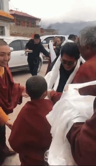 57歲利智陪李連杰現身禮佛，穿海清長衫疑已皈依佛門！