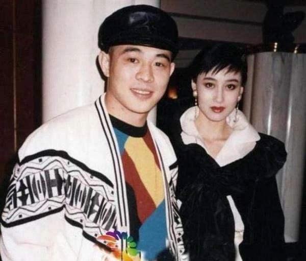 57歲利智陪李連杰現身禮佛，穿海清長衫疑已皈依佛門！