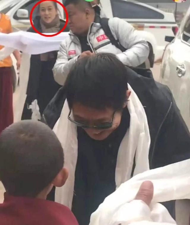 57歲利智陪李連杰現身禮佛，穿海清長衫疑已皈依佛門！