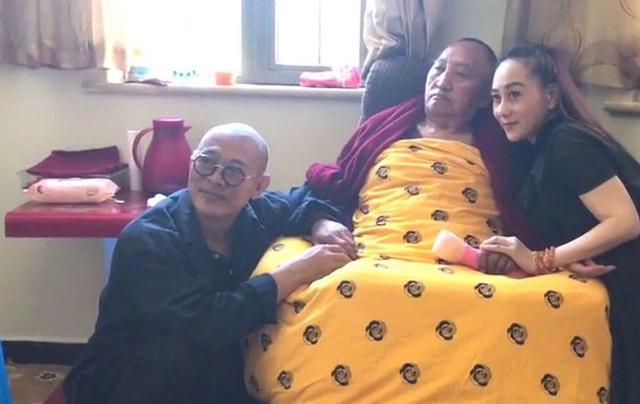 57歲利智陪李連杰現身禮佛，穿海清長衫疑已皈依佛門！