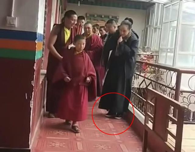 57歲利智陪李連杰現身禮佛，穿海清長衫疑已皈依佛門！