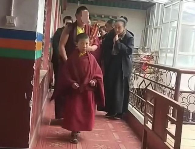 57歲利智陪李連杰現身禮佛，穿海清長衫疑已皈依佛門！