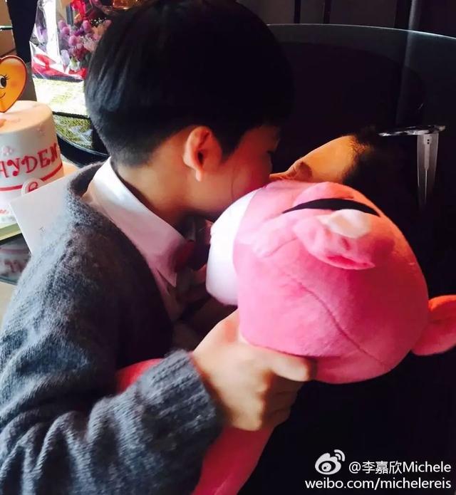 李嘉欣望子成龍，秘請風水師助陣兒子學業，8歲兒今讀名校成學霸！