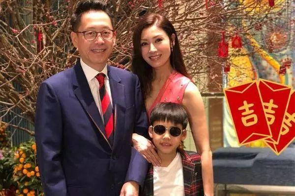 李嘉欣望子成龍，秘請風水師助陣兒子學業，8歲兒今讀名校成學霸！