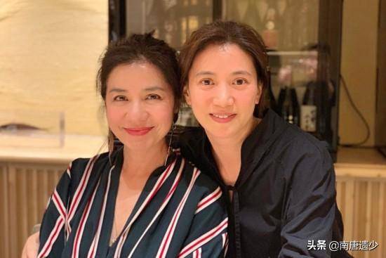 48歲袁詠儀59歲鍾楚紅同框比美，自然老去魅力依舊遠勝「蠟像臉」！