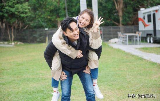 48歲袁詠儀59歲鍾楚紅同框比美，自然老去魅力依舊遠勝「蠟像臉」！