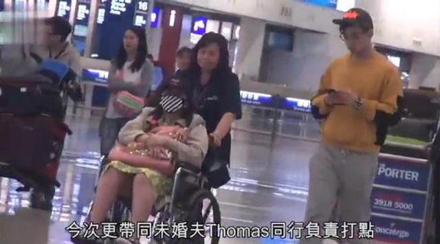 何超盈挺巨肚坐輪椅疑懷雙胞胎，21歲未婚夫只顧玩手機像個孩子~~~