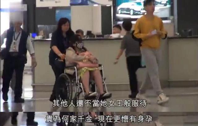 何超盈挺巨肚坐輪椅疑懷雙胞胎，21歲未婚夫只顧玩手機像個孩子~~~
