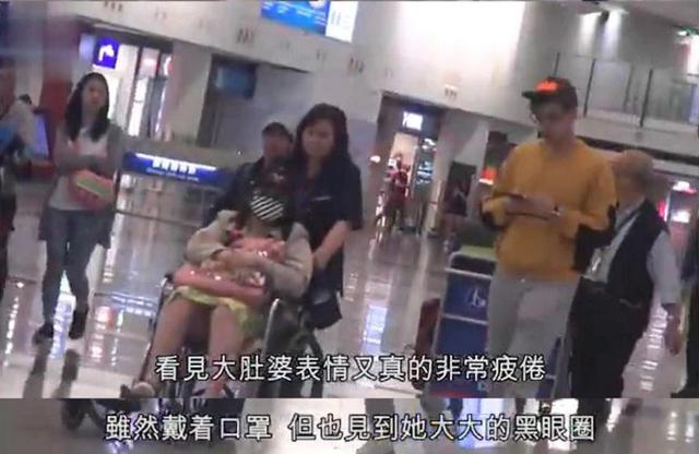 何超盈挺巨肚坐輪椅疑懷雙胞胎，21歲未婚夫只顧玩手機像個孩子~~~