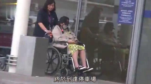 何超盈挺巨肚坐輪椅疑懷雙胞胎，21歲未婚夫只顧玩手機像個孩子~~~