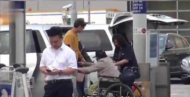 何超盈挺巨肚坐輪椅疑懷雙胞胎，21歲未婚夫只顧玩手機像個孩子~~~