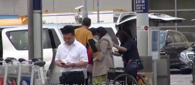 何超盈挺巨肚坐輪椅疑懷雙胞胎，21歲未婚夫只顧玩手機像個孩子~~~