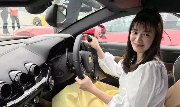 背叛劉德華遭豪門拋棄，靠低保生活，40歲翻身再嫁豪門風光無限