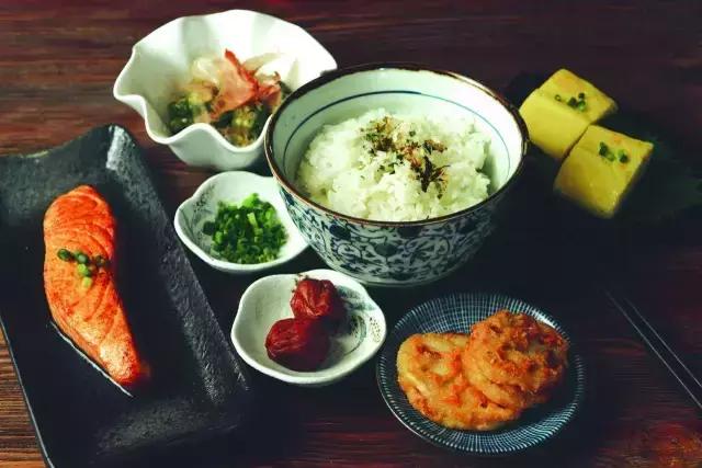 日本美食有多野？炒麵有18斤，叉燒能養活一家4口，香菜用盆裝！