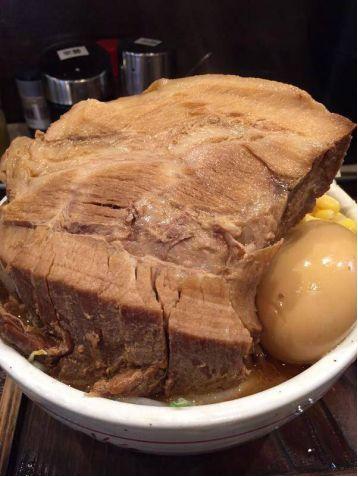 日本美食有多野？炒麵有18斤，叉燒能養活一家4口，香菜用盆裝！