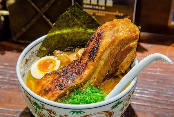 日本美食有多野？炒麵有18斤，叉燒能養活一家4口，香菜用盆裝！