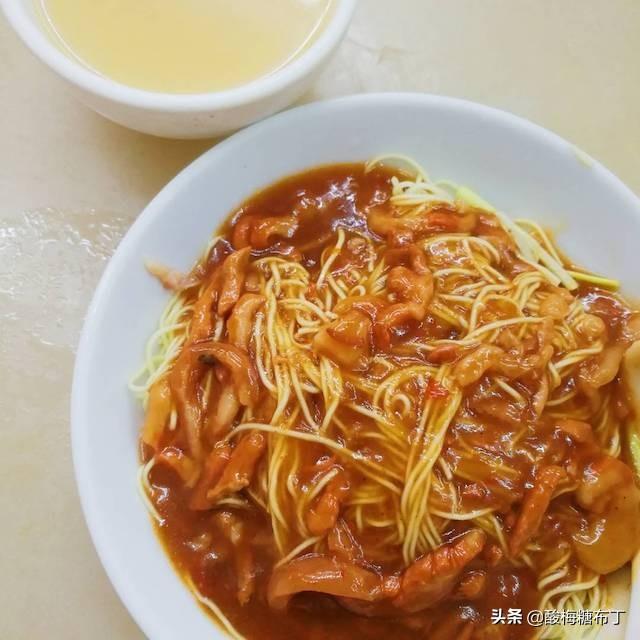論起下面的功夫，街坊們只認這家老飯堂，一碗豬油撈麵堅持了22年