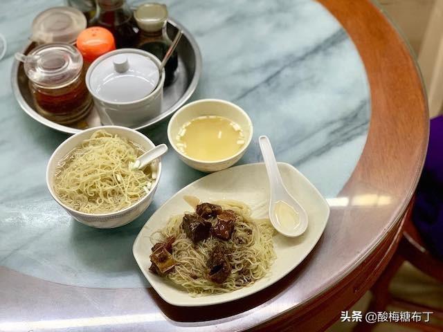 論起下面的功夫，街坊們只認這家老飯堂，一碗豬油撈麵堅持了22年