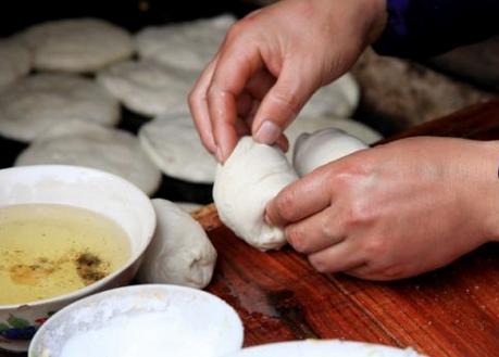 大叔賣「祖傳」美食，1個5元，1年只賣1個月，日入2千元卻不滿足