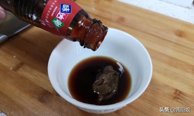 涼拌黃瓜好吃有秘訣，切好了千萬別直接拌，多加一步，脆爽又入味