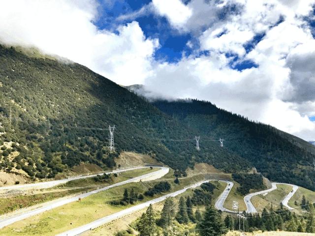 四川這條神奇的「雲端天路」，可直達雪山、草原，還能看「海」！