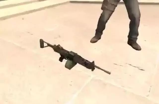 PUBG玩家自製高科技 能當車開的M249