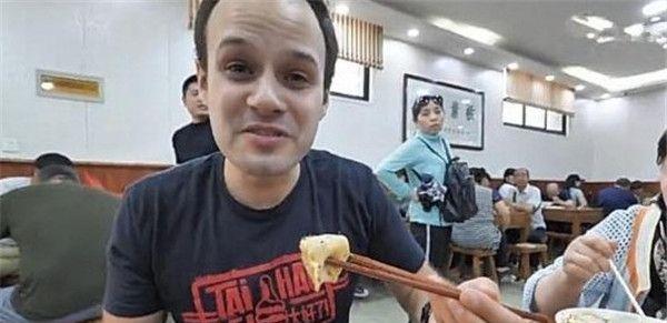那個揚言「一年吃遍中國美食」的老外，6年過去了，如今走到哪了