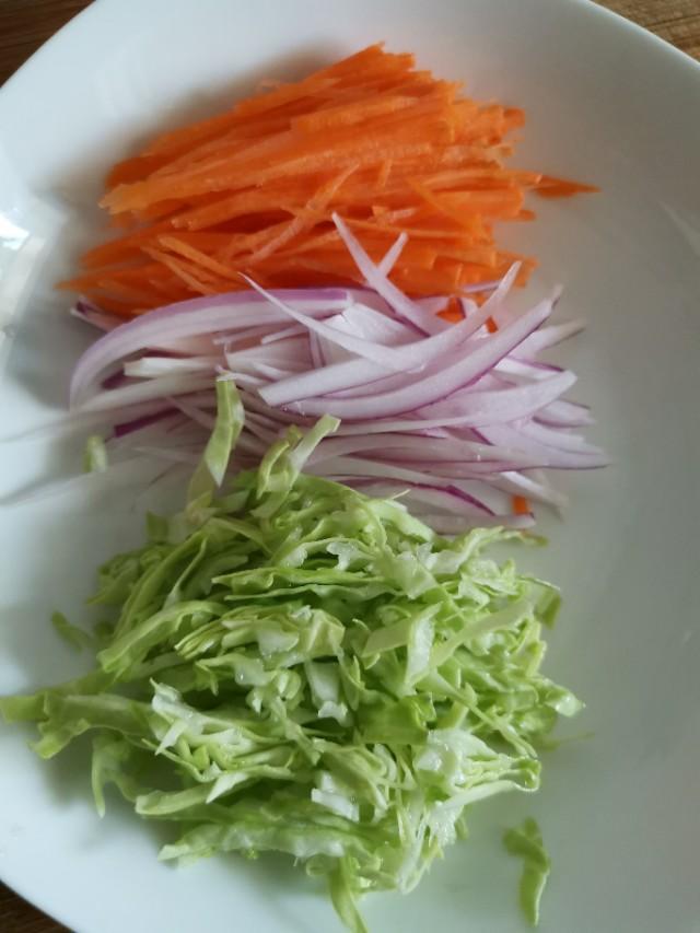 炎熱的夏天來了 清涼爽口的佐餐小菜不可少 改良的拌飯也很適口