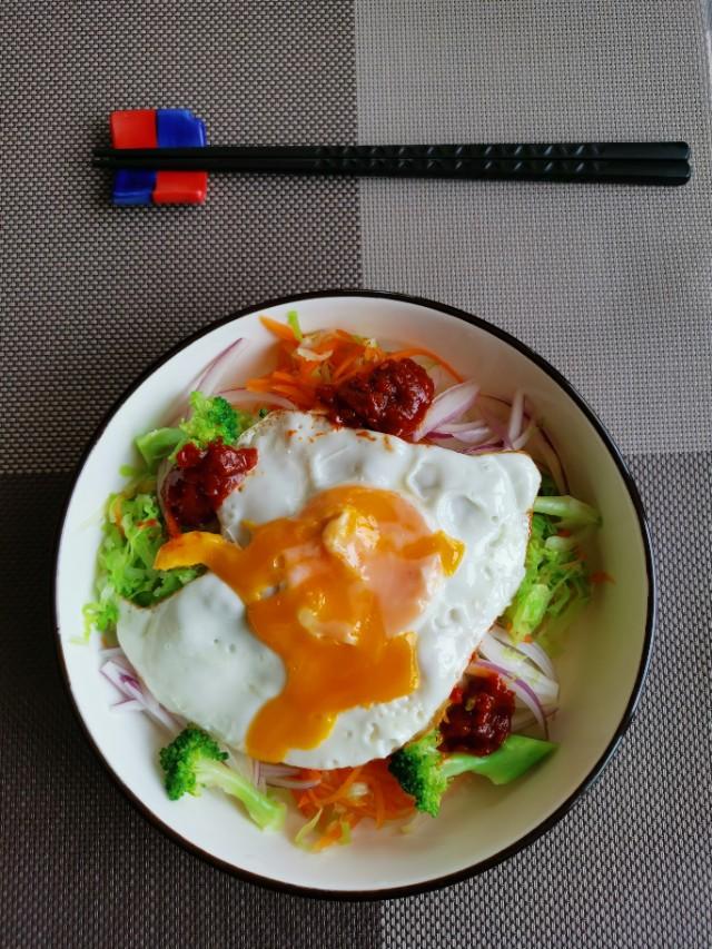 炎熱的夏天來了 清涼爽口的佐餐小菜不可少 改良的拌飯也很適口