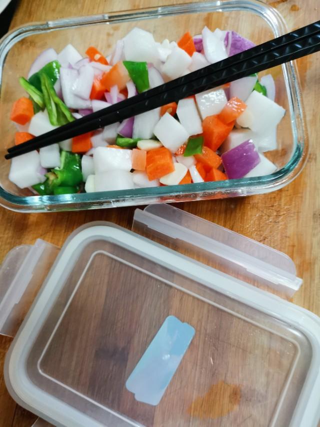 炎熱的夏天來了 清涼爽口的佐餐小菜不可少 改良的拌飯也很適口