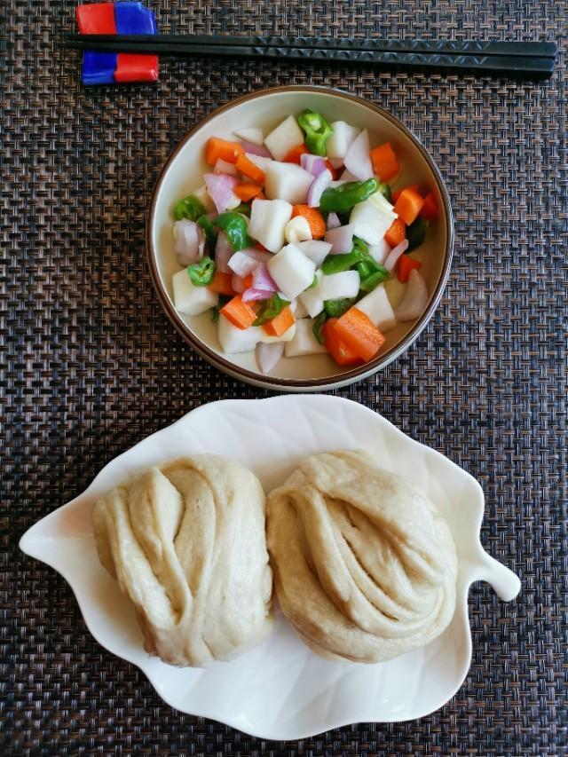 炎熱的夏天來了 清涼爽口的佐餐小菜不可少 改良的拌飯也很適口