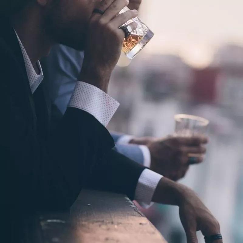 主人帶二哈參加聚會「二哈趁亂喝了一杯酒」不光發酒瘋 隔天還斷片