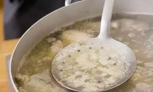 燉骨頭湯時出現泡沫，是肉的精華還是髒東西？很多人一直吃錯了