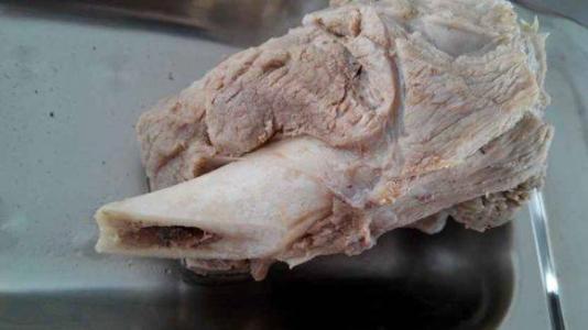 燉骨頭湯時出現泡沫，是肉的精華還是髒東西？很多人一直吃錯了