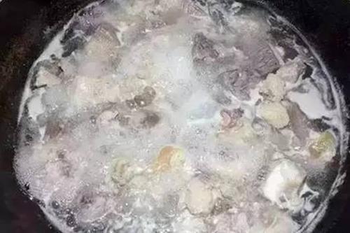 燉骨頭湯時出現泡沫，是肉的精華還是髒東西？很多人一直吃錯了