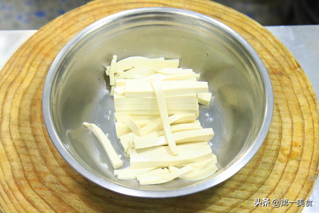 1塊雞胸肉，1塊豆腐，簡單一做，我家一周吃3次，營養又解饞