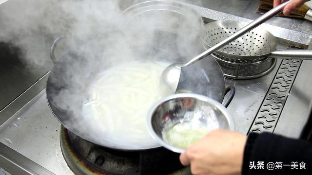 1塊雞胸肉，1塊豆腐，簡單一做，我家一周吃3次，營養又解饞