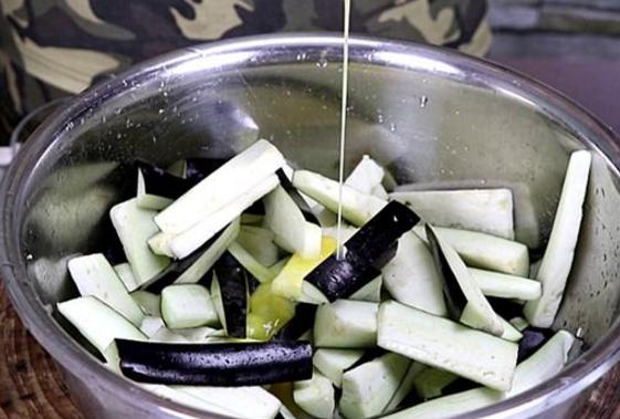 燒茄子「忌」直接下鍋，費油又不好吃，多加一步，茄子不油膩