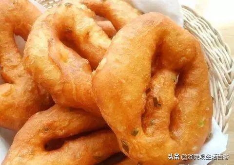 麵粉里打入兩個雞蛋，和面不用一滴水，外酥里軟，幾天不吃就饞