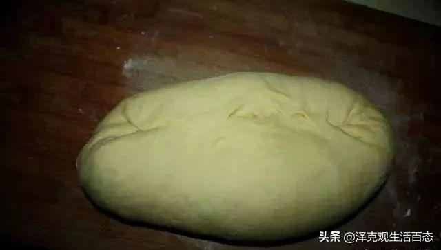 麵粉里打入兩個雞蛋，和面不用一滴水，外酥里軟，幾天不吃就饞