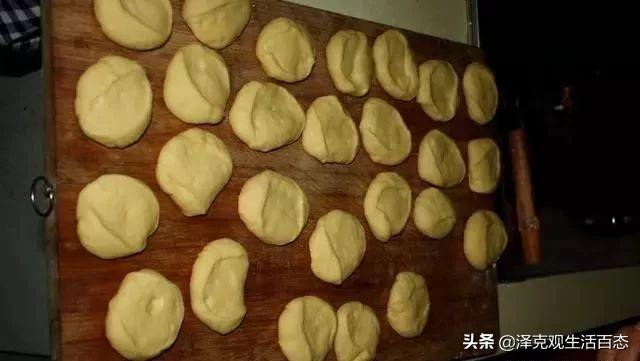麵粉里打入兩個雞蛋，和面不用一滴水，外酥里軟，幾天不吃就饞