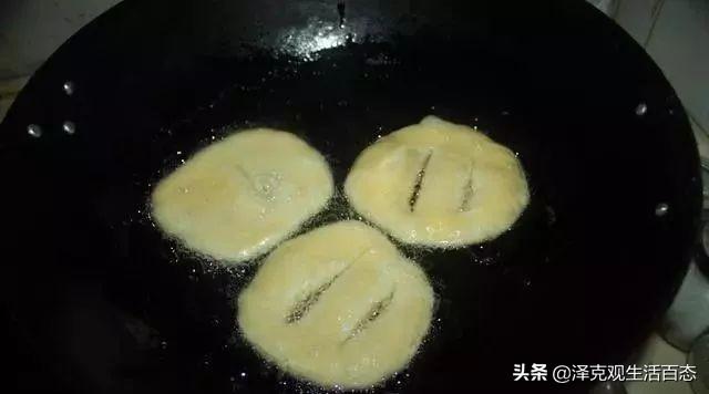 麵粉里打入兩個雞蛋，和面不用一滴水，外酥里軟，幾天不吃就饞