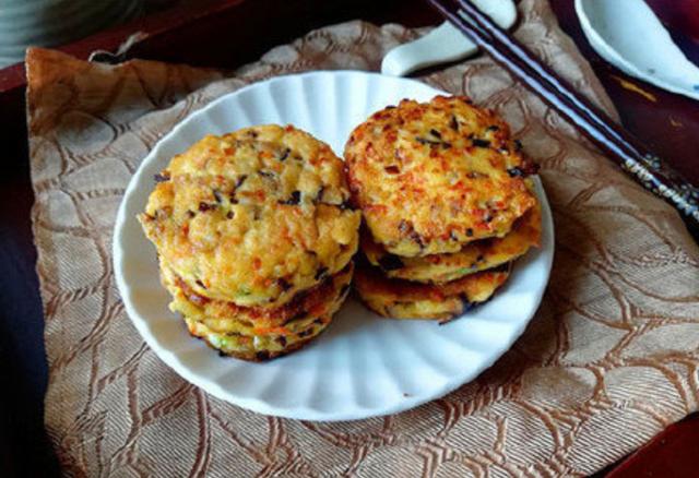 簡單快手既可以當早餐，又可以當下飯菜的香菇豆腐餅
