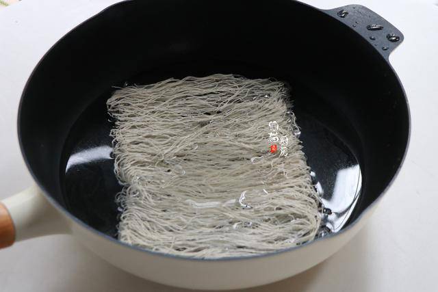 炒米粉時，最忌諱焯水後就炒，多加這1步，米粉根根順滑不易粘鍋