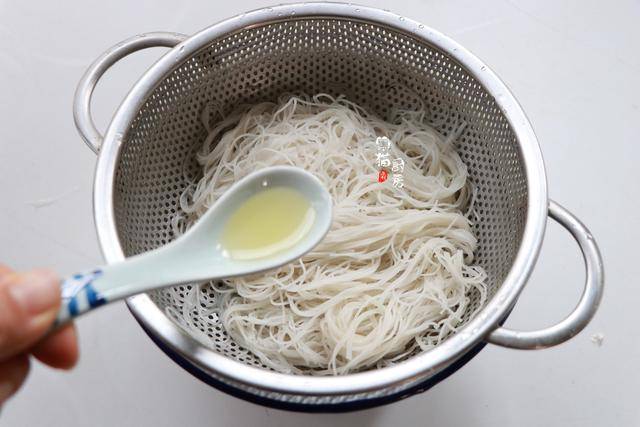 炒米粉時，最忌諱焯水後就炒，多加這1步，米粉根根順滑不易粘鍋