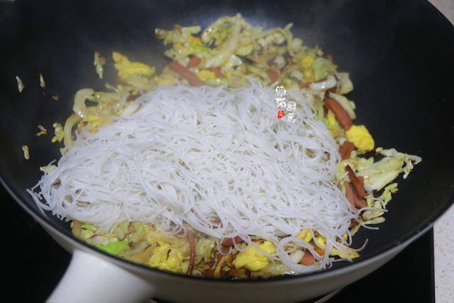 炒米粉時，最忌諱焯水後就炒，多加這1步，米粉根根順滑不易粘鍋