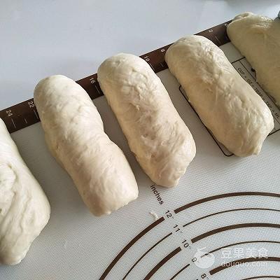 奶油蜜豆吐司的做法。