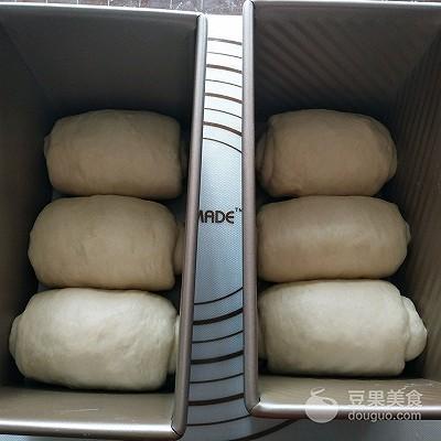 奶油蜜豆吐司的做法。