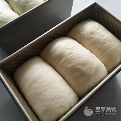 奶油蜜豆吐司的做法。