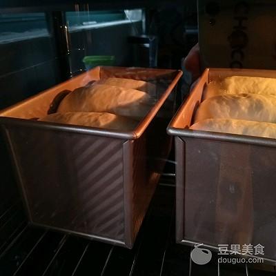 奶油蜜豆吐司的做法。